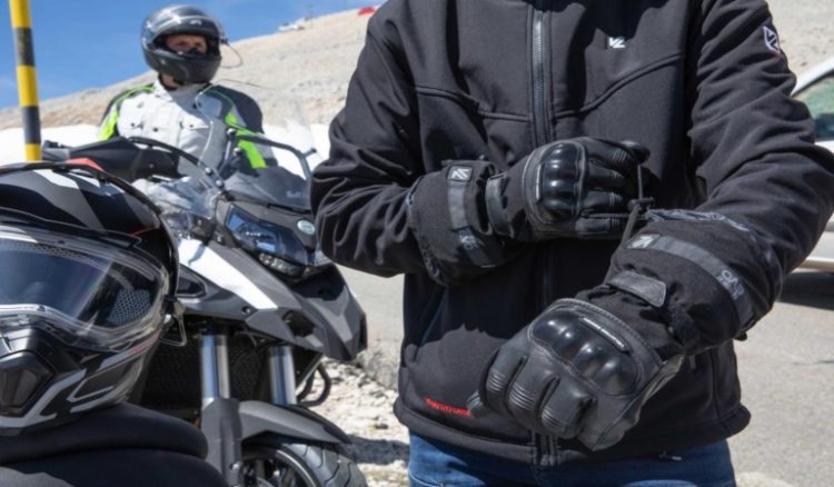 En España será obligatorio manejar con guantes