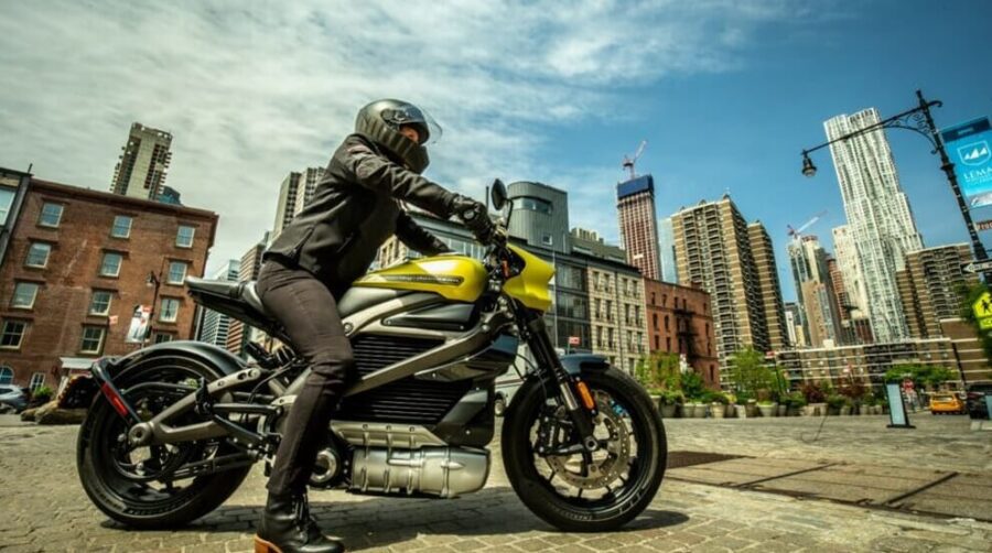 Vista de un piloto sobre una moto LiveWire amarilla