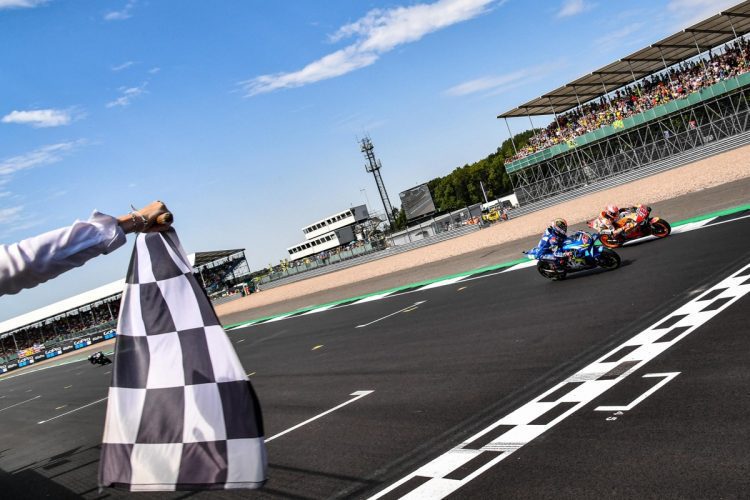 MotoGP: milimétrica victoria de Rins sobre Márquez