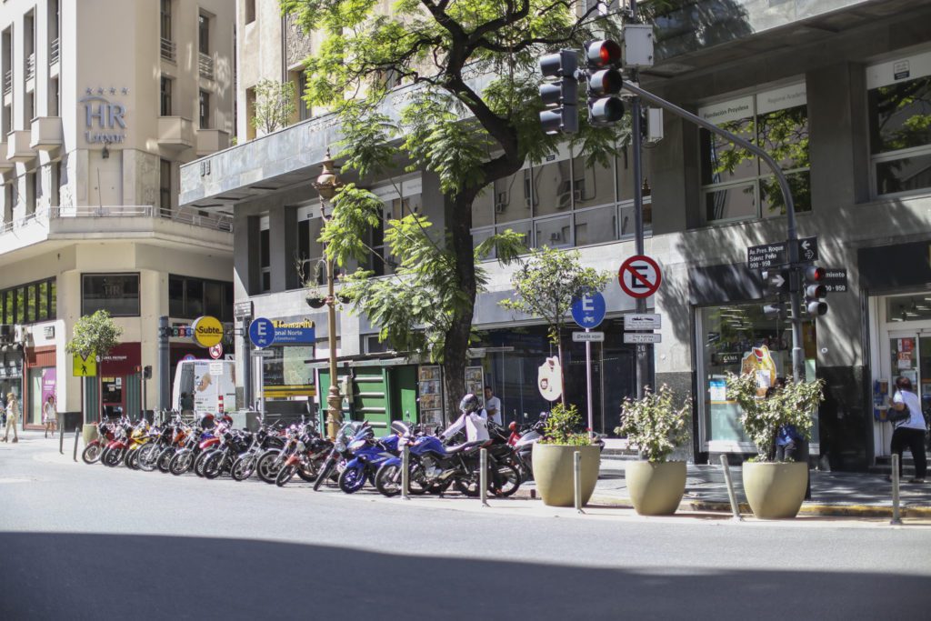motos estacionadas en la calle con seguridad