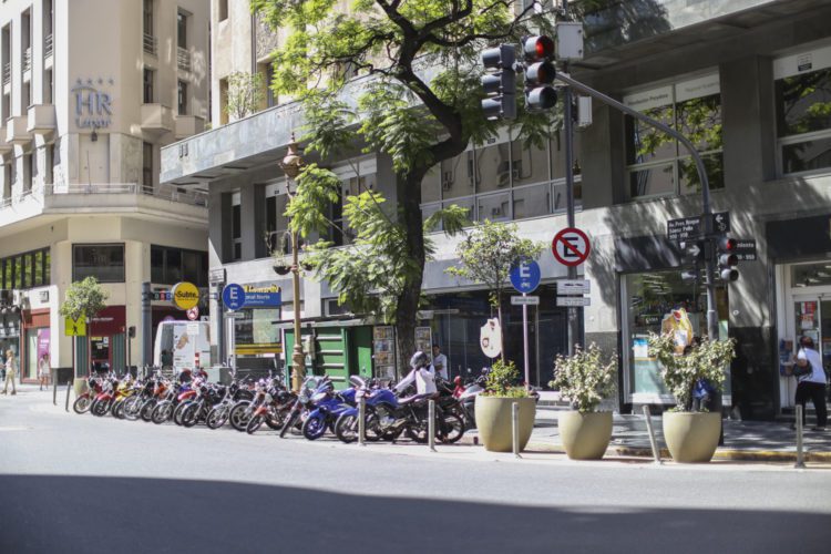 motos estacionadas en la calle con seguridad