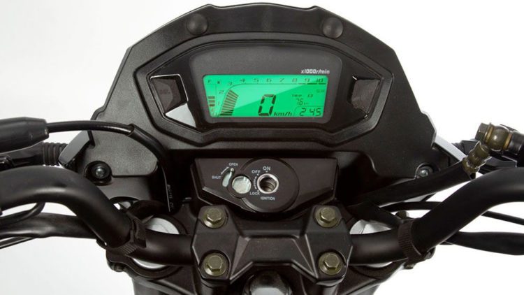 ¿Por qué una moto no tiene fuerza al acelerar? Soluciones Tablero digital de una moto con fondo verde