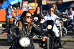 una caravana de mujeres moteras de frente