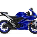 Vista lateral derecha de una Yamaha YZF-R3 2020 de color azul.