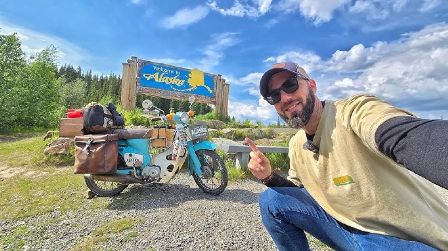 La fotoq ue documenta la llegada de Pablito Viajero a Alaska