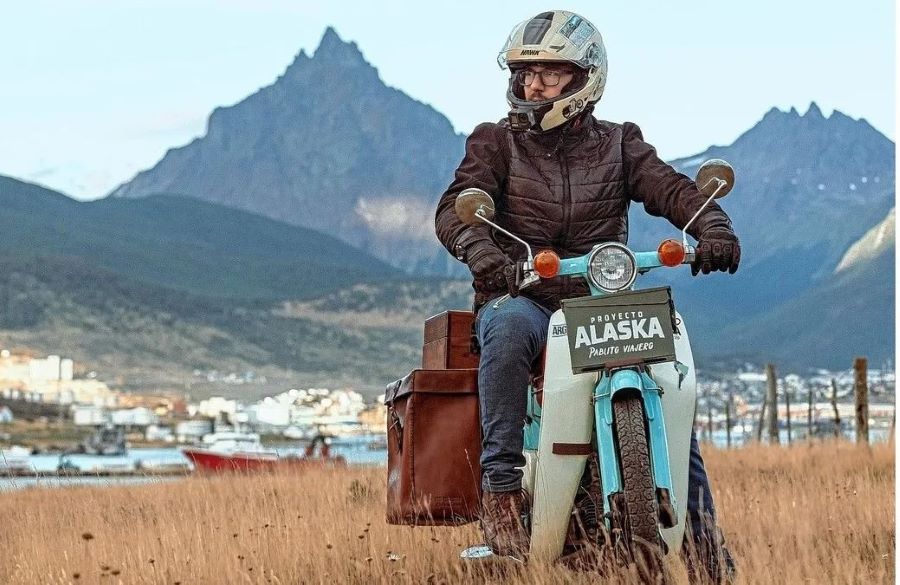 pablo Imhoff aobre su moto e un momento del viaje Proyecto Alaska