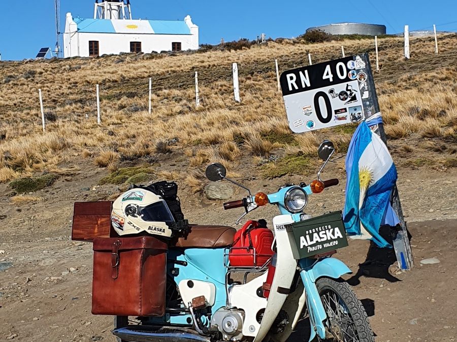 La moto de Pablito Viajero en el kilómetro 0 de la Ruta 40, en Usuahia