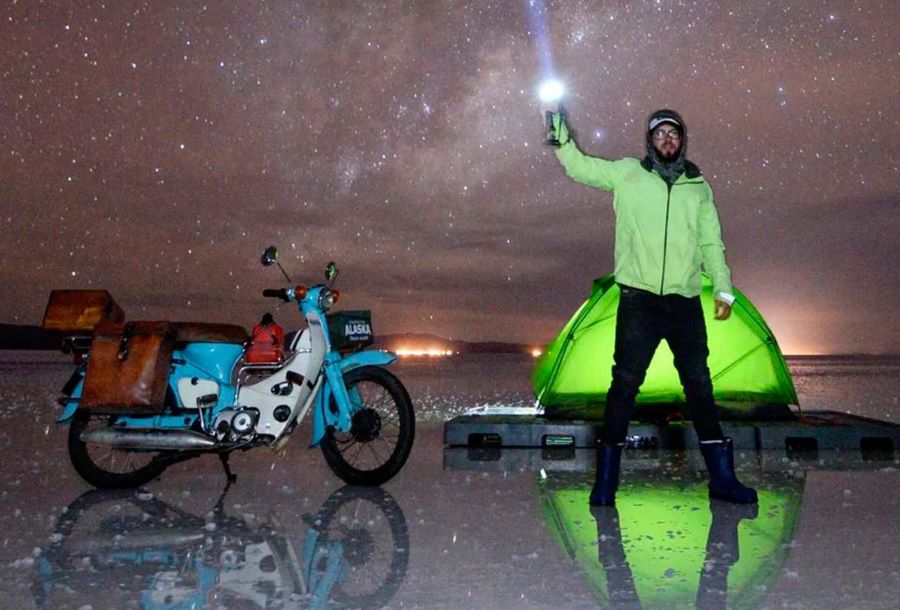Emblemática imagen de Pablito Viajero en el Salar de Uyuni
