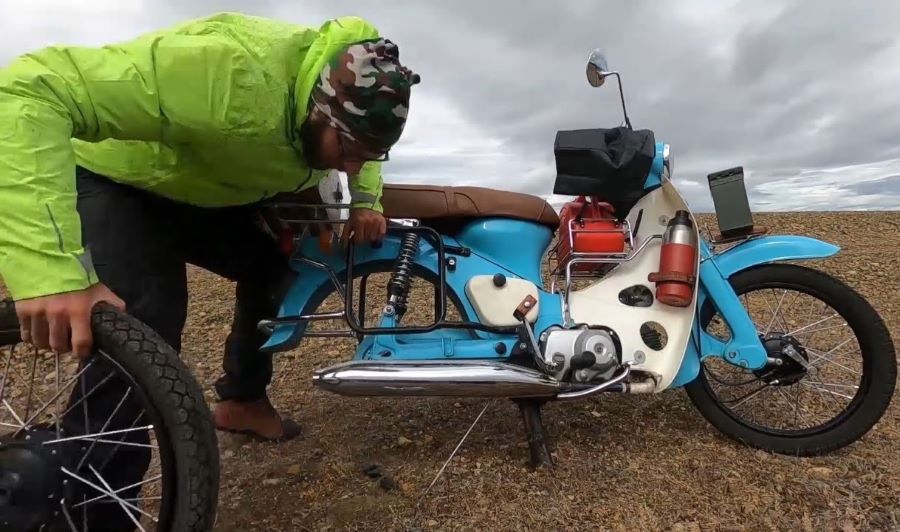 Pablito viajero se apreesta de cambiar el neumático traserro de su moto Econo Power