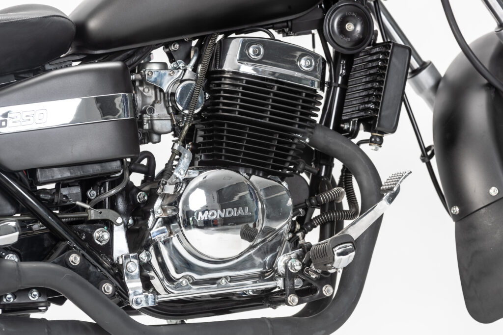 El motor bicilíndrico de la Mondial HD250
