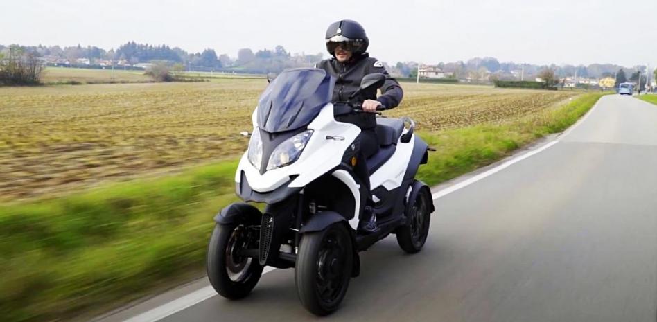eQooder: primer scooter eléctrico con cuatro ruedas oscilantes eQooder es el primer scooter eléctrico con ruedas oscilantes
