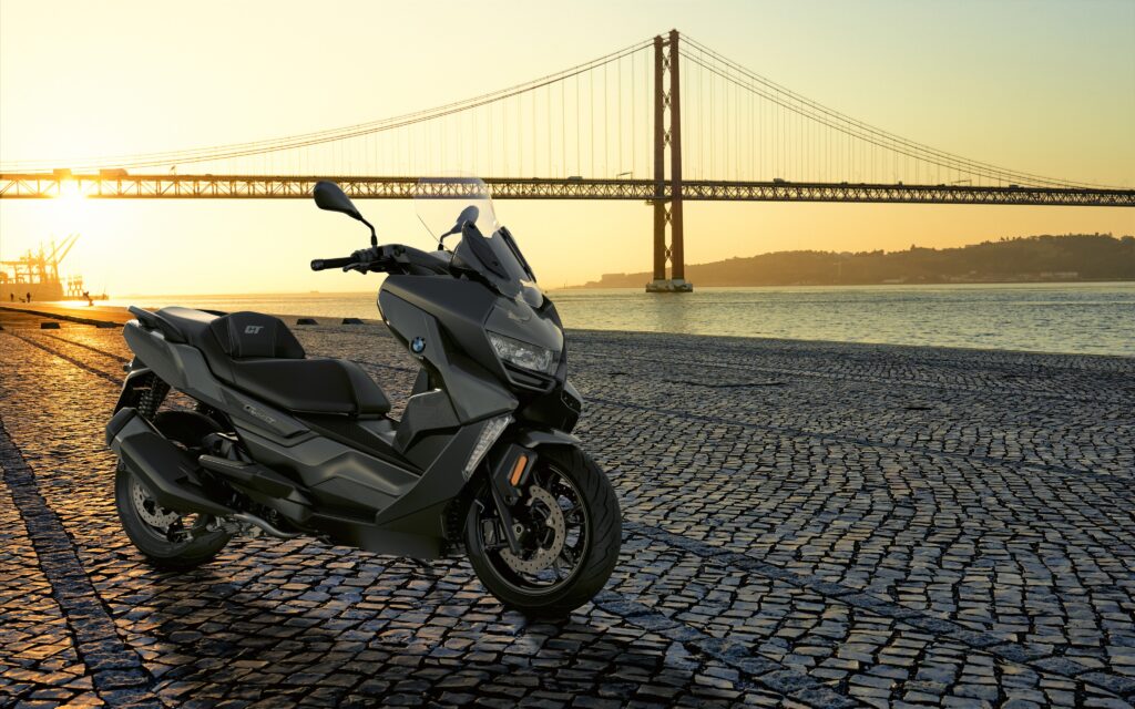 BMW C400 GT negro con un puente similar al Golde Gate de fondo