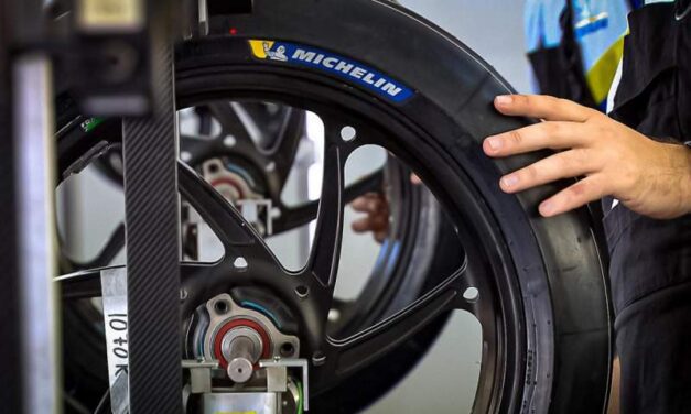 Michelin patentó dispositivo para maniobrar moto a baja velocidad