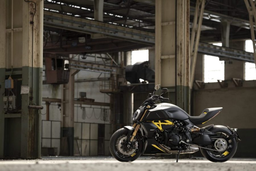 MY22_Ducati_Diavel_1260_S _2__UC294023_Mid Diavel Black and Steel