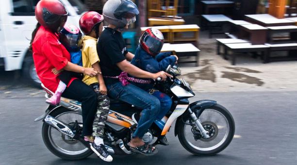 ¿LLevar niños en moto?