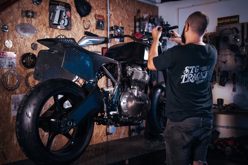 Proyecto CROW de Royal Enfield y STG Tracker