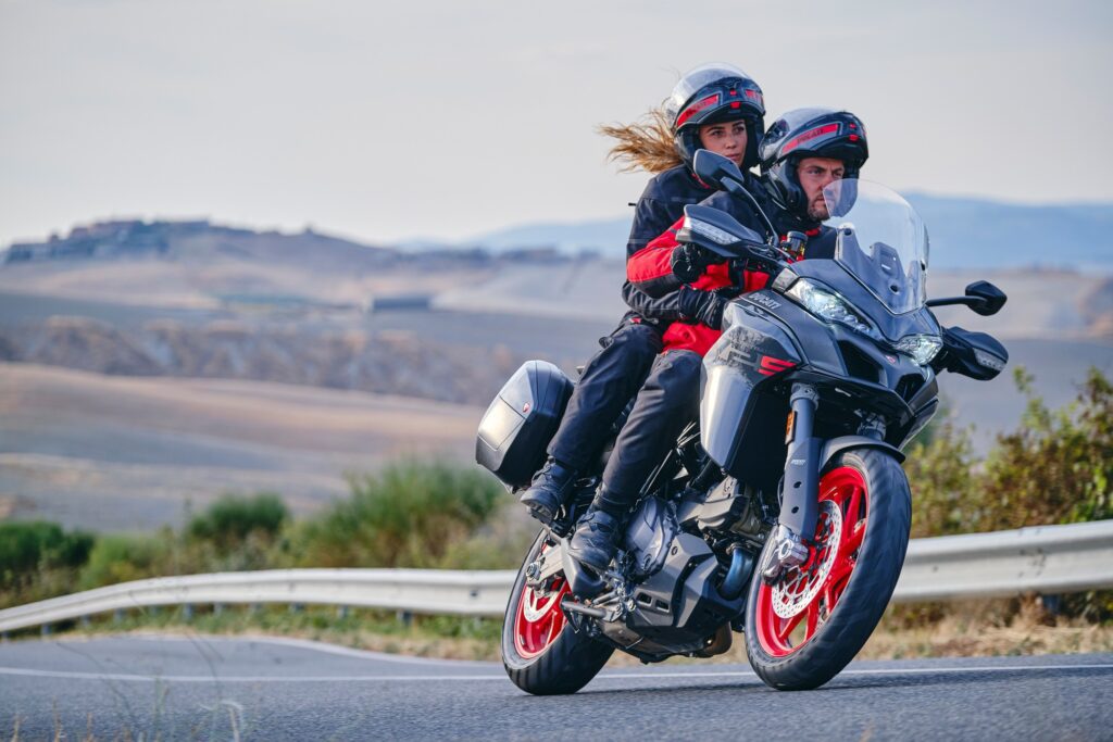 Una pareja transita una ruta montañosa a bordo de una Ducati Multistrada V2