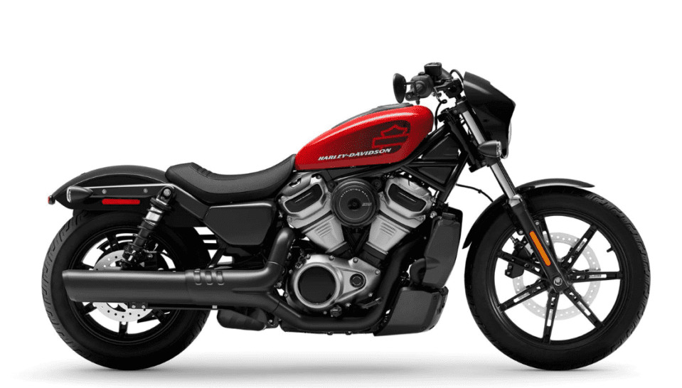 Nightster roja con asiento y escapes negros y motor en color gris