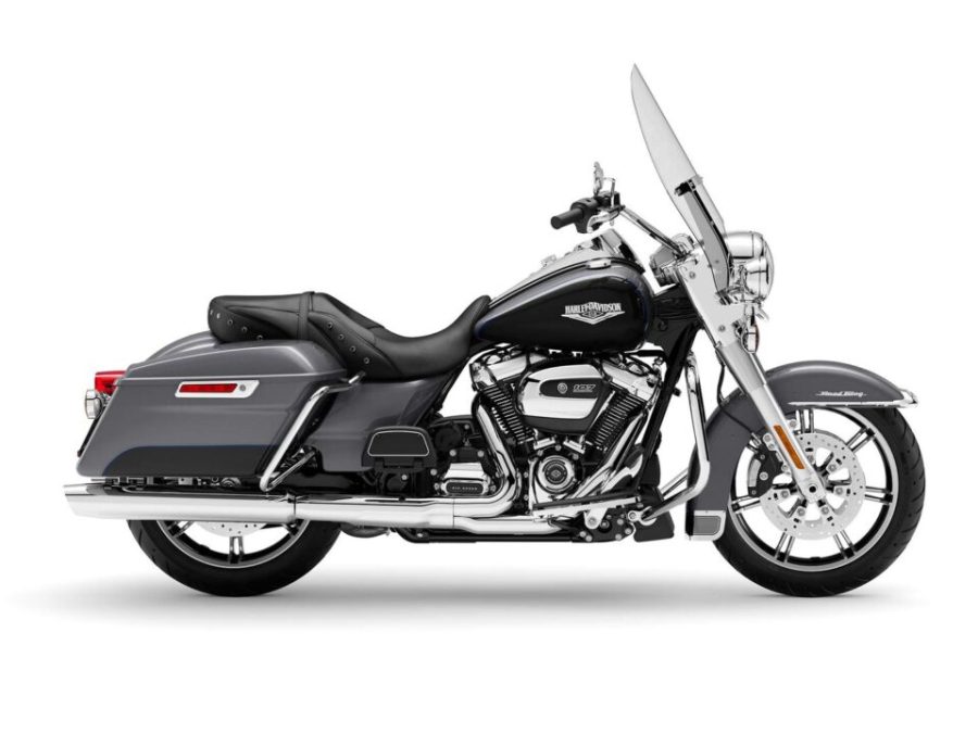 Harley-Davidson Road King negra con su alto parabrisas