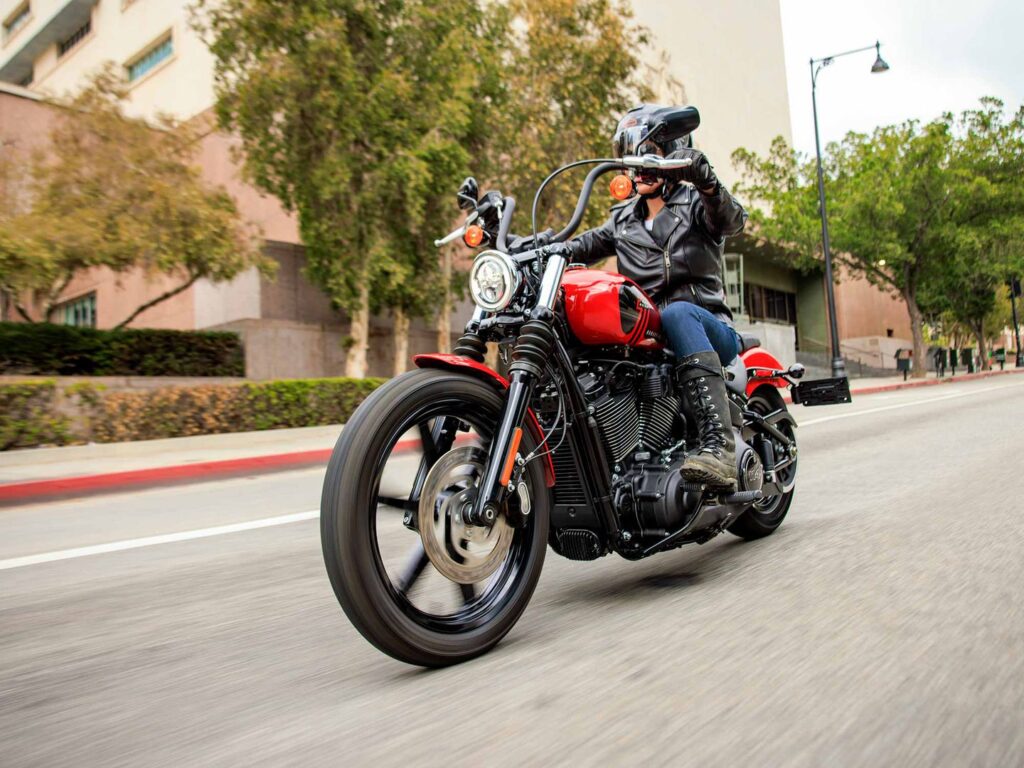 Harley-Davidson Street Bob 114 roja con llantas negras