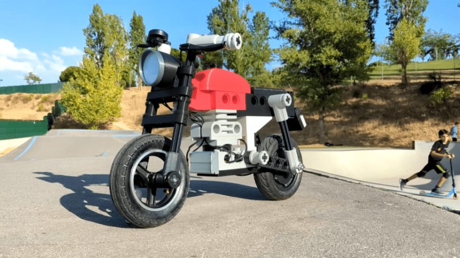 Español creó una moto Lego con una impresora 3D Moto Lego de Vicesat