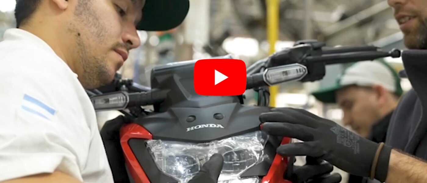 Dos operarios ensamblan la Honda CB300F Twister