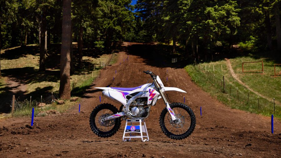 Yamaha YZ250F 50 Years blanca con fucsia y violeta