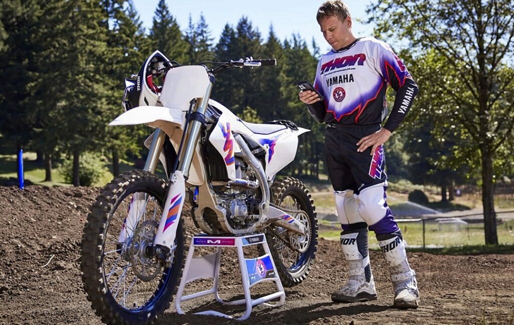 Un piloto junto a la Yamaha YZ 250 F sobre caballete