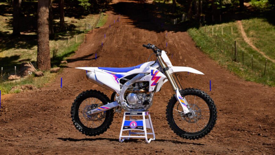 Yamaha YZ450F 50 años sobre un caballete