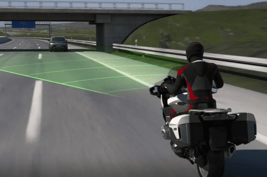 Una BMW proyecta un cono verde simulado que marca la distancia con el auto de adelante