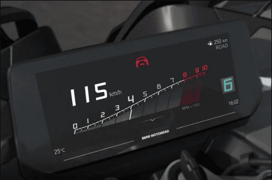 Una iconografía de un auto en rojo aparece en la parte de arriba de la pantalla de una BMW