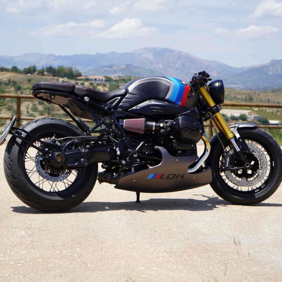 BMW Nine T Edición M con paisaje montañoso de fondo BMW Nine T Edición M con paisaje montañoso de fondo