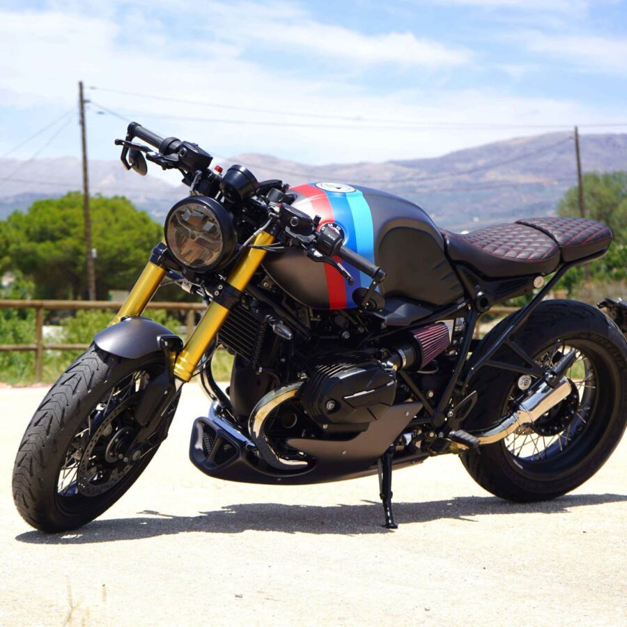 Preparación de la BMW Nine con rayas celeste, azul y roja Preparación de la BMW Nine con rayas celeste, azul y roja