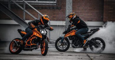 KTM 125 390 DUKE hacen piruetas demostrativas