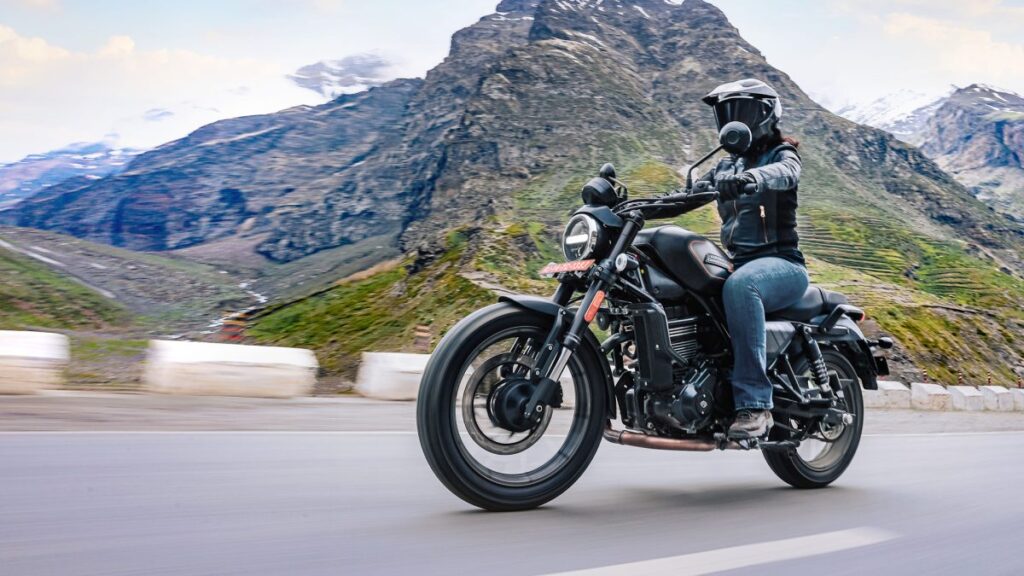 La Harley-Davidson X440 india circula por una carretera