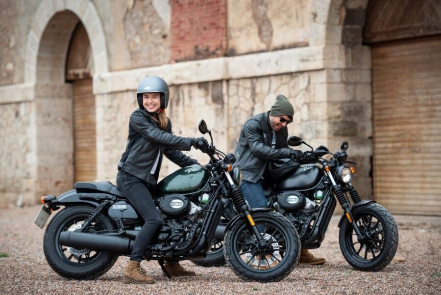 Mujer y hombre sobre sendas Hyosung Bobber GV125S verde y negra