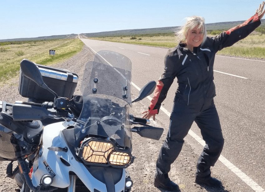 Alicia Burnowicz posa al lado de la Versys 650 en una ruta