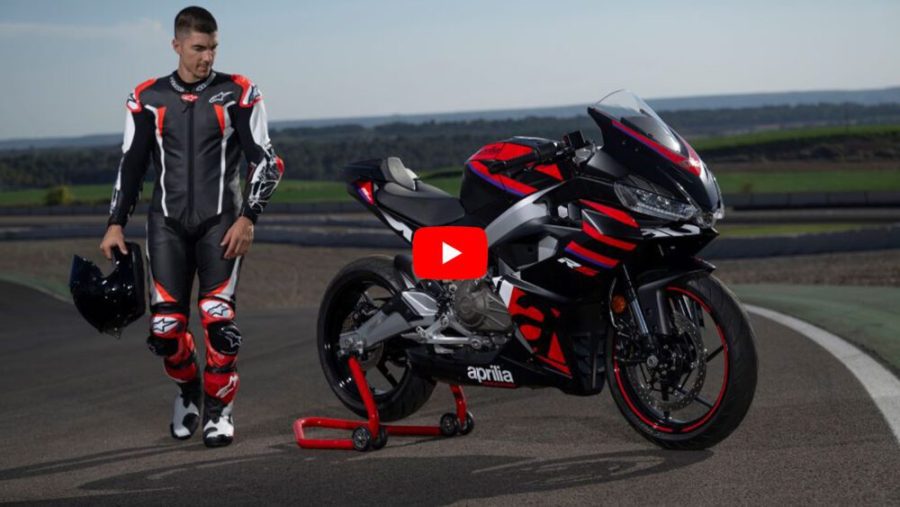 Aprilia RS 457, nuevo capítulo en la saga | VIDEO Un piloto con casco en la mano rodea a una Aprilia RS457 antes de subirse