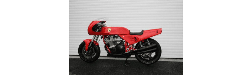 Moto Ferrari roja con llantas negras