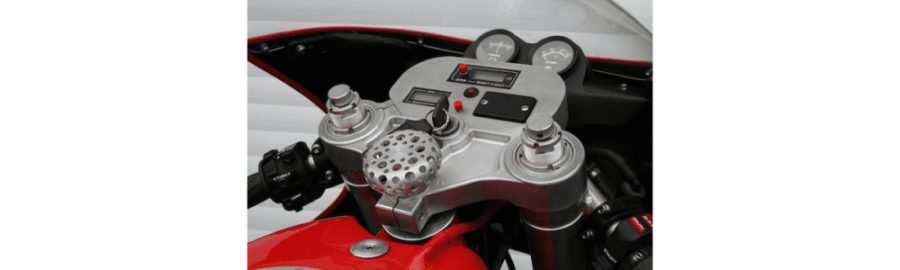 El detalle de la tija especial de la moto Ferrari