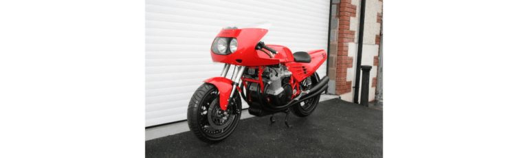 La Moto Ferrari de frente con doble faro y carenado envolvente