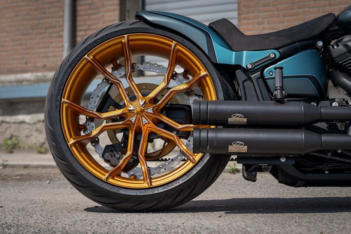 Rueda trasera y los escapes negros de la Ocean Force