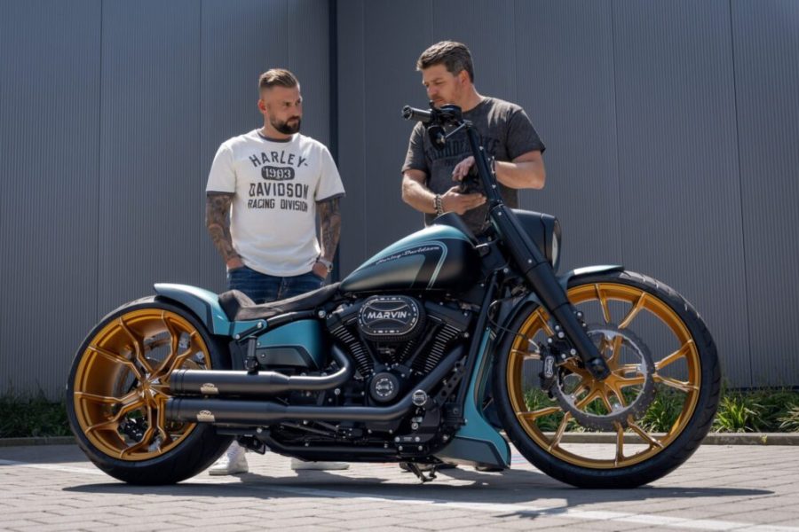 El autor y el dueño de la Ocean Force mirando la creación