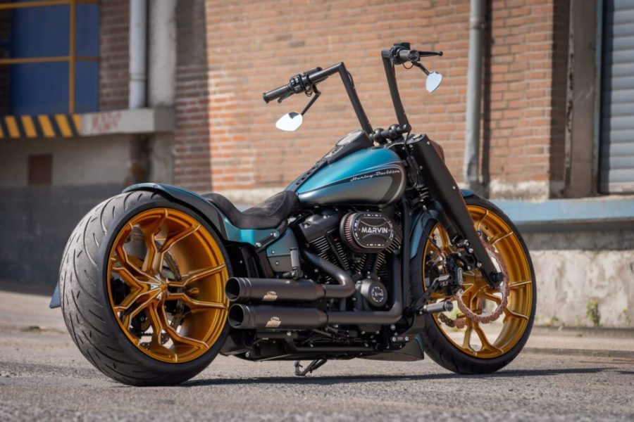 La grandes ruedas, llantas doradas y el azul metal de la Ocean Force