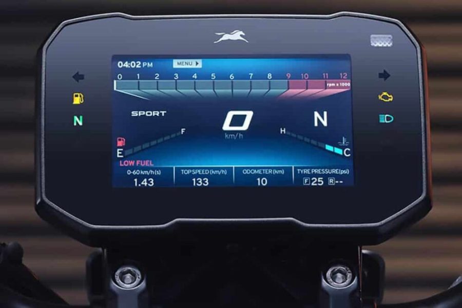 Primer plano de la pantalla digital que hace las veces de instrumental de una TVS Apache RTR 310