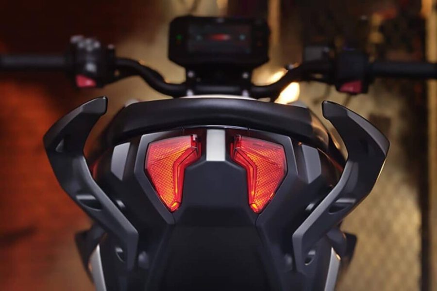 Primerísimo primer plano de la luz de stop y las asideras de la TVS Apache  