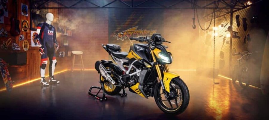 TVS Apache RTR 310 en una escenografía especial, con luces y algo de humo, para su lanzamiento 