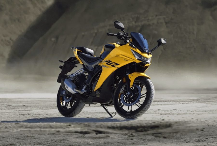 Hero Karizma XMR 210 amarilla en un ambiente árido