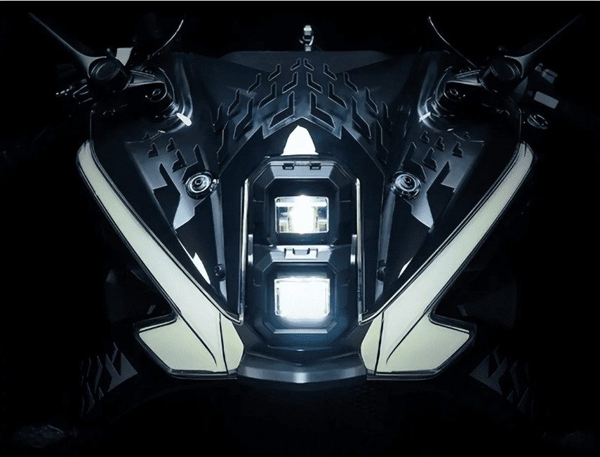 Faros yustapuestos encendidos en la Tornado 552R