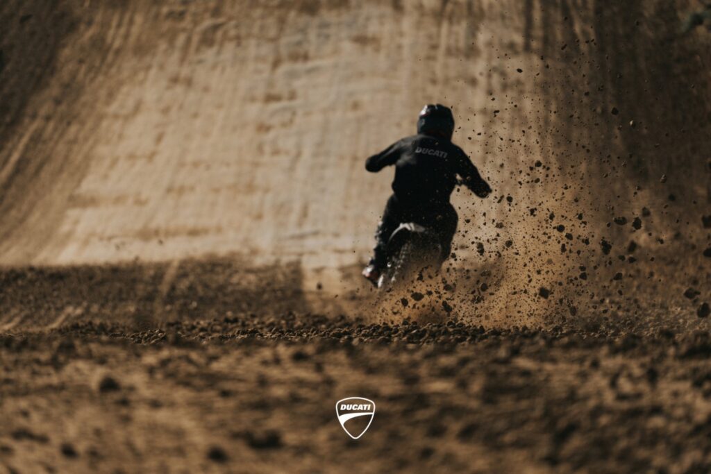 Piloto prueba la Ducati de motocross   Piloto prueba la Ducati de motocross